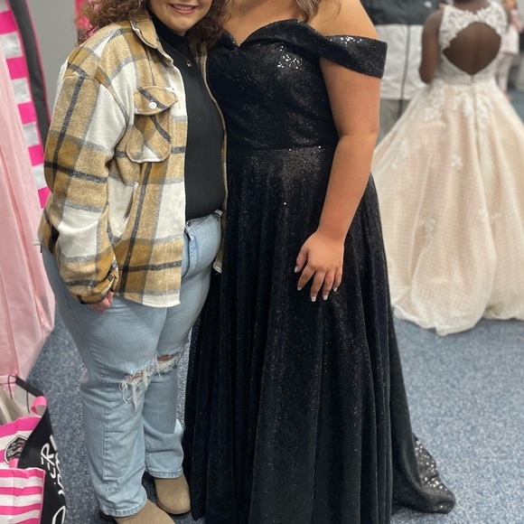 Black sequined prom dress - Picture 2 of 2